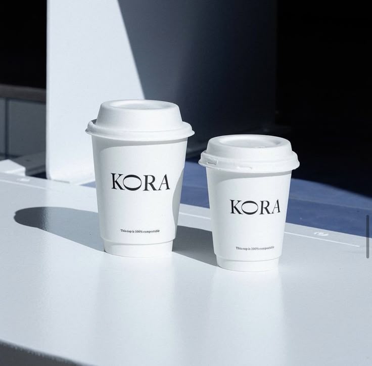 Tasses à café chaudes de papier peint à double paroi ondulées isolées qui respecte l'environnement avec des couvercles