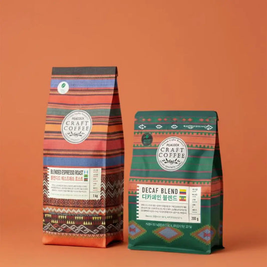 La nourriture écologique de recyclage d'impression personnalisée emporte les poignées de sac en papier kraft